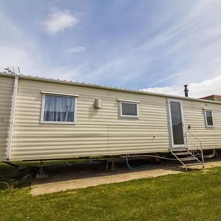 Superb 8 Berth Caravan Near Walton-On-The-Naze In Essex Ref 17175 Exterior photo