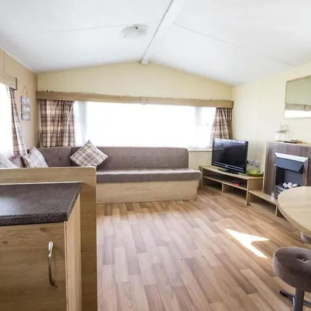 Superb 8 Berth Caravan Near Walton-On-The-Naze In Essex Ref 17175 Exterior photo