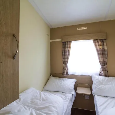 Superb 8 Berth Caravan Near Walton-On-The-Naze In Essex Ref 17175 Exterior photo