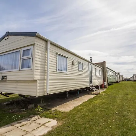 Superb 8 Berth Caravan Near Walton-On-The-Naze In Essex Ref 17175 Exterior photo