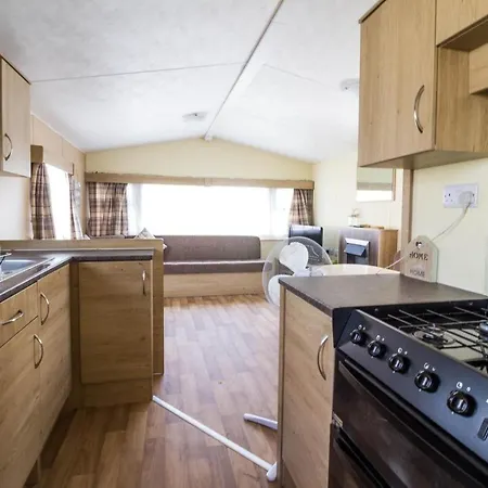 Superb 8 Berth Caravan Near Walton-On-The-Naze In Essex Ref 17175 Exterior photo