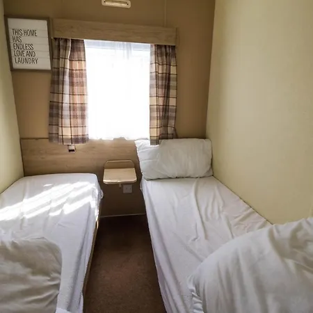 Superb 8 Berth Caravan Near Walton-On-The-Naze In Essex Ref 17175 Exterior photo