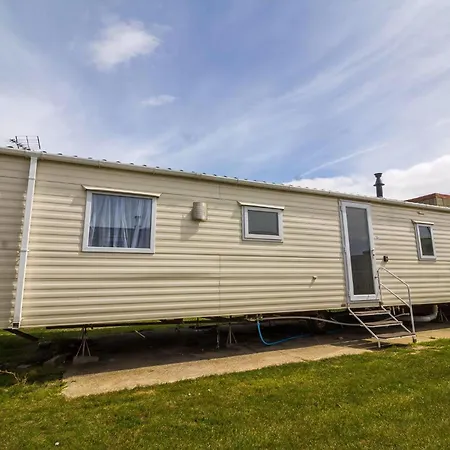 Superb 8 Berth Caravan Near Walton-On-The-Naze In Essex Ref 17175 Exterior photo