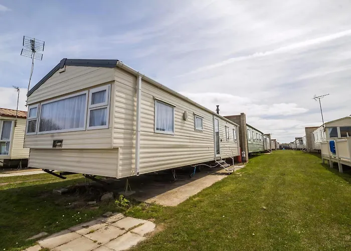 Superb 8 Berth Caravan Near Walton-On-The-Naze In Essex Ref 17175