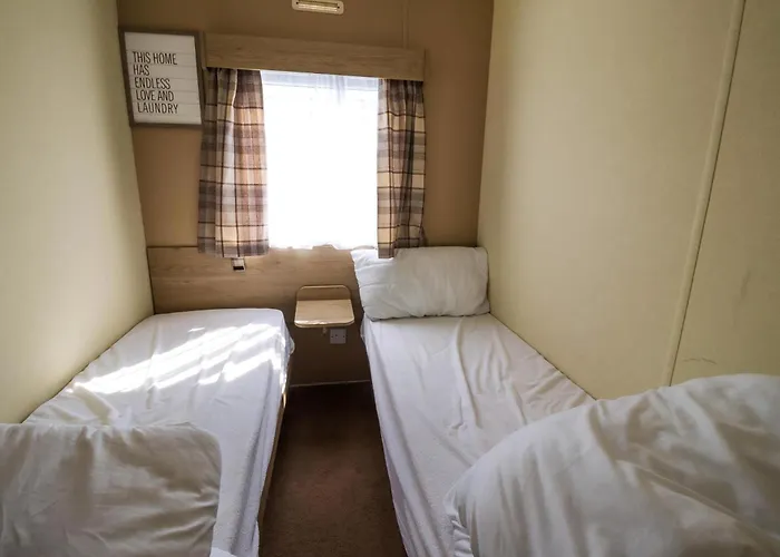 Superb 8 Berth Caravan Near Walton-On-The-Naze In Essex Ref 17175
