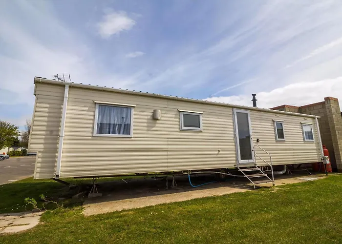 Superb 8 Berth Caravan Near Walton-On-The-Naze In Essex Ref 17175