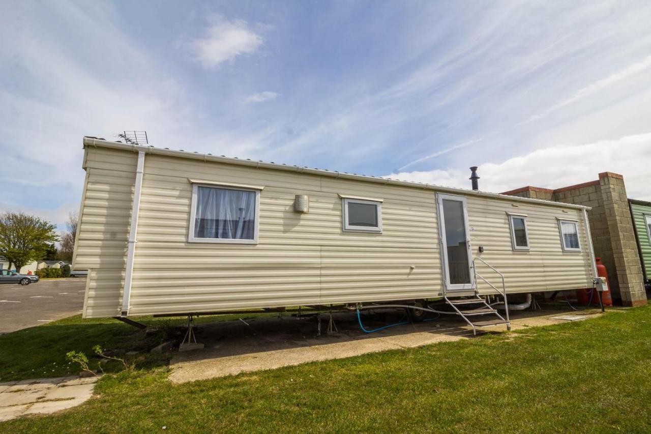 Superb 8 Berth Caravan Near In Essex Ref 17175 *