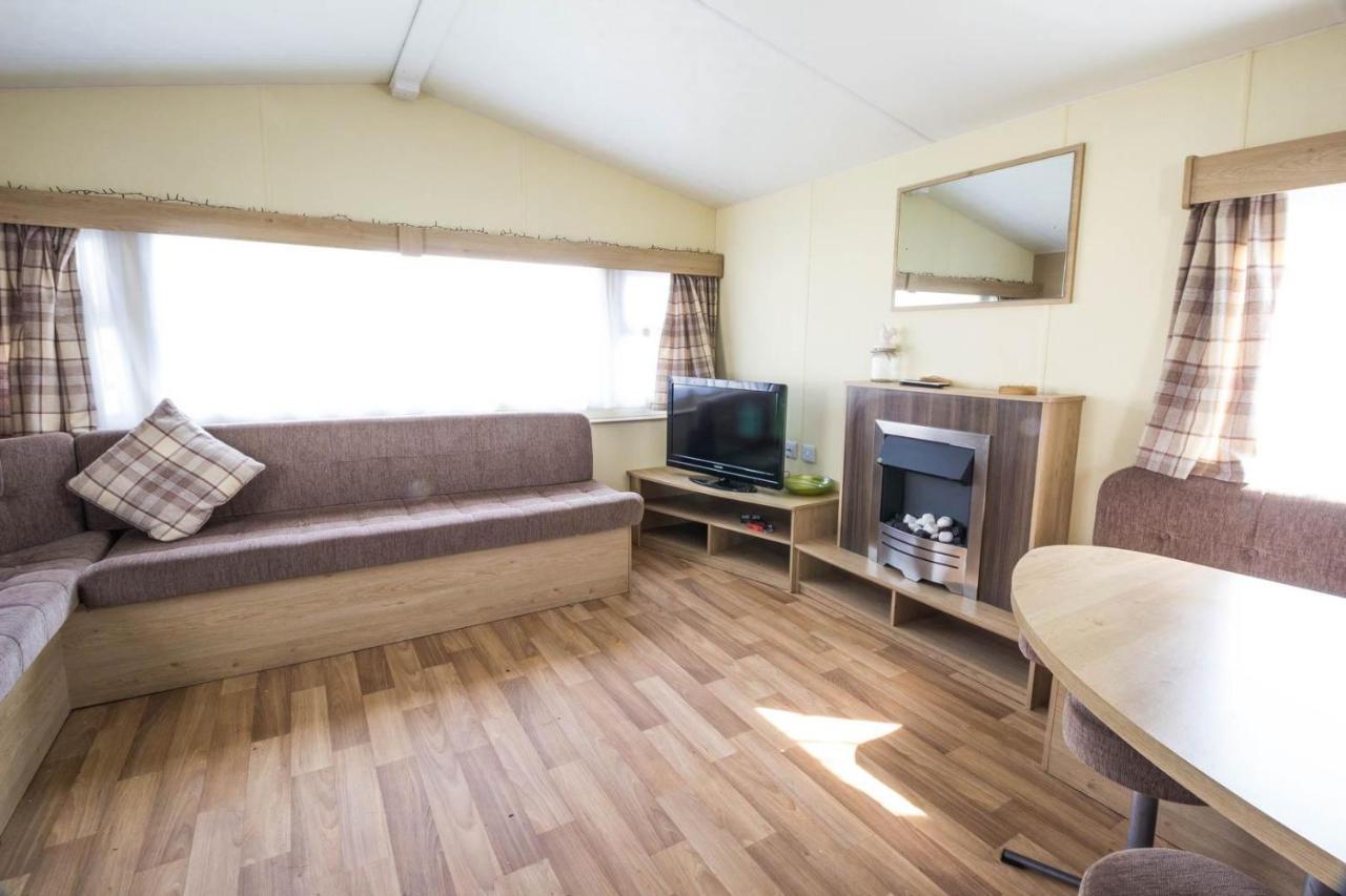 Campsite Superb 8 Berth Caravan Near In Essex Ref 17175
