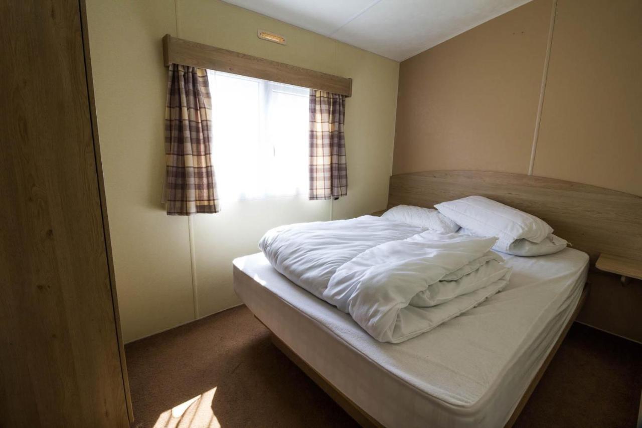 Superb 8 Berth Caravan Near In Essex Ref 17175 Walton-on-the-Naze