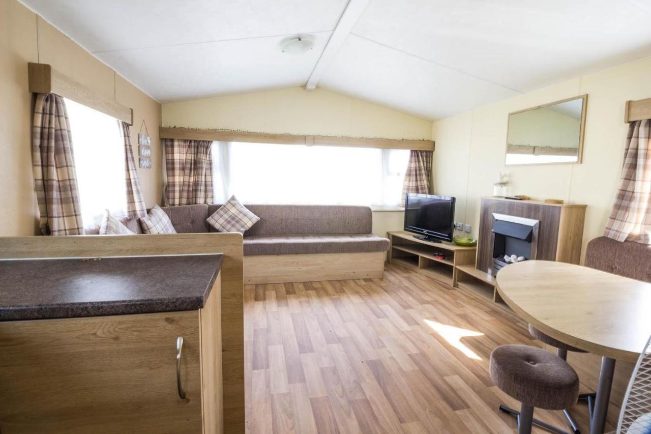 Superb 8 Berth Caravan Near In Essex Ref 17175 * Walton-on-the-Naze