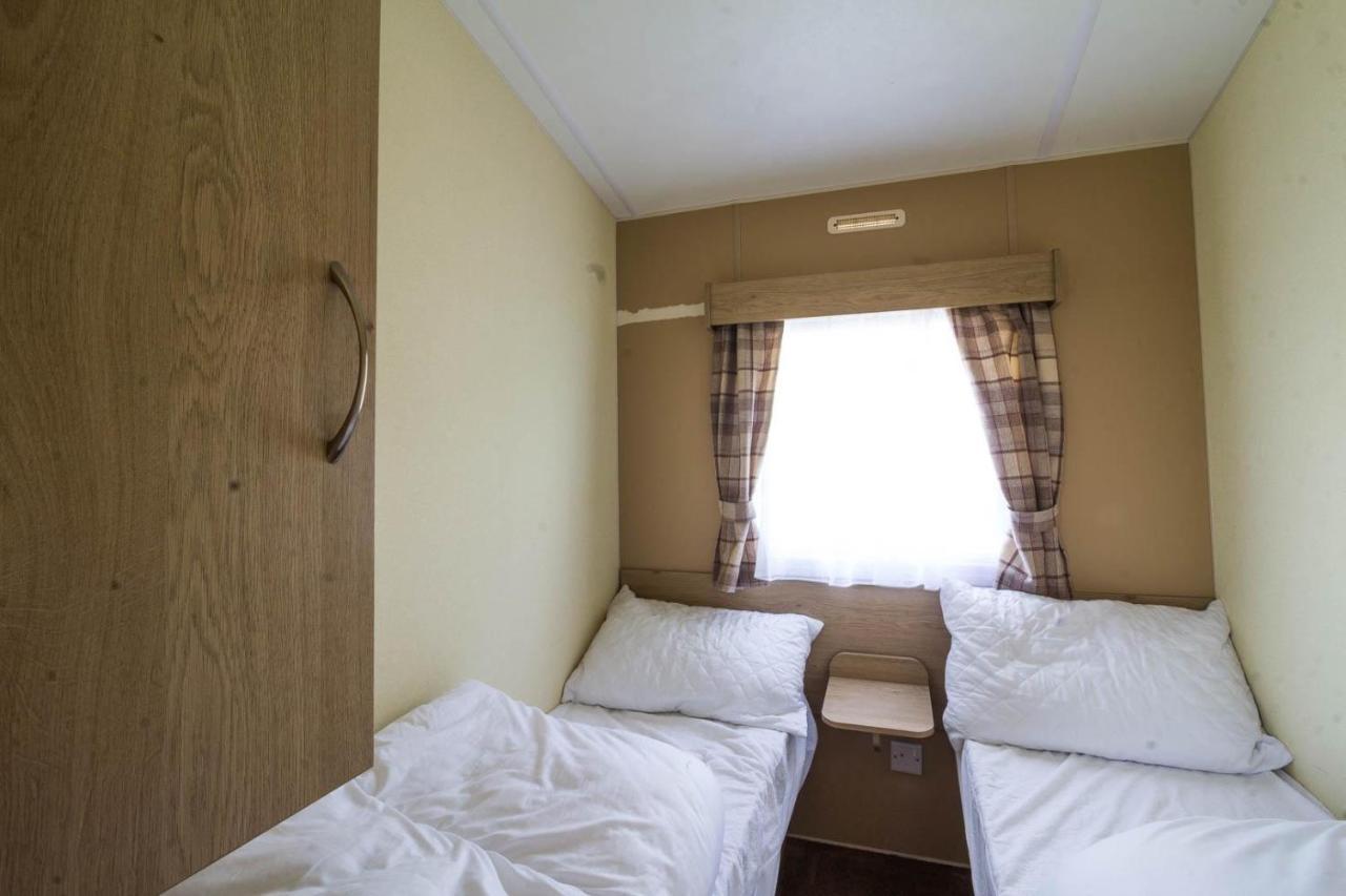 Campsite Superb 8 Berth Caravan Near In Essex Ref 17175