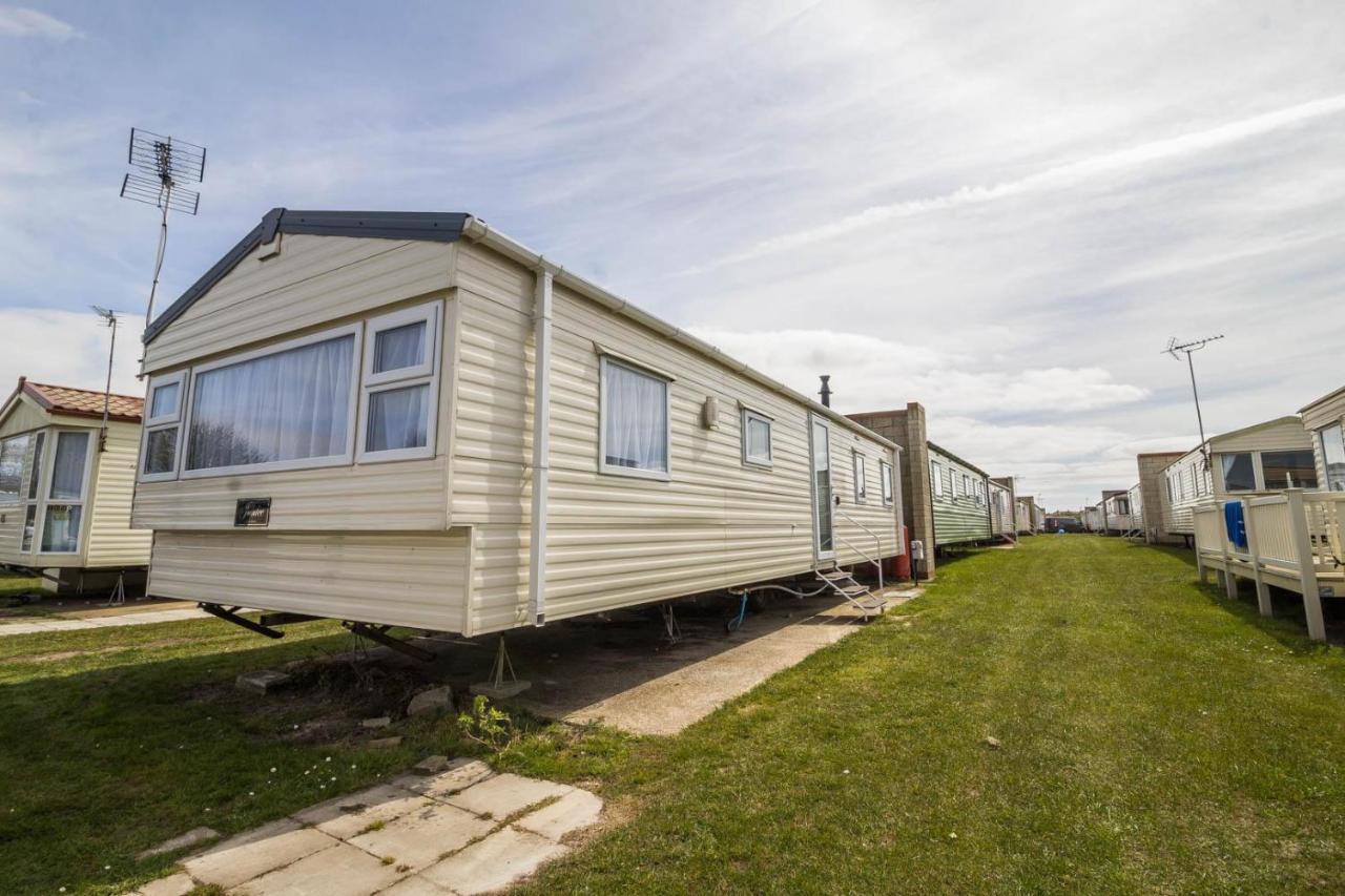 Superb 8 Berth Caravan Near In Essex Ref 17175 Walton-on-the-Naze