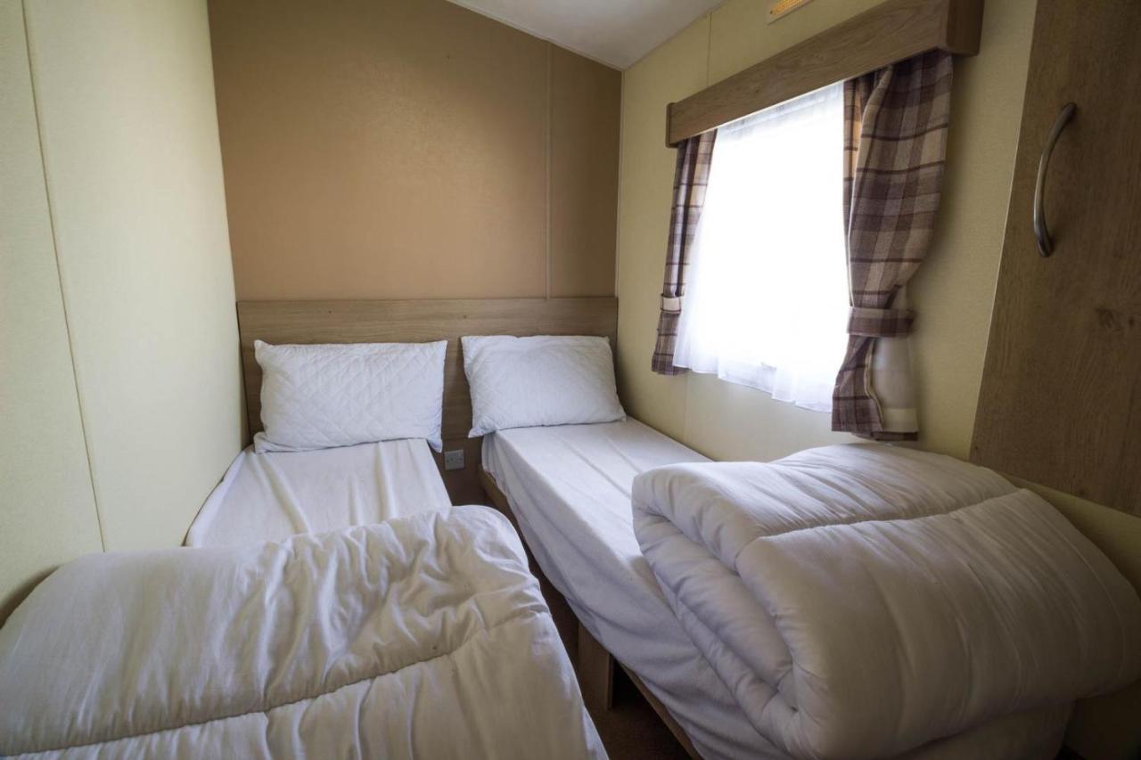 Superb 8 Berth Caravan Near In Essex Ref 17175 Campsite
