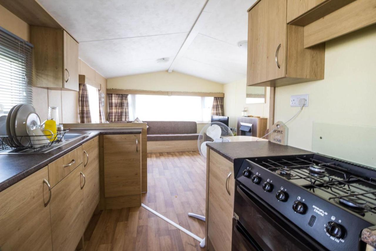 Superb 8 Berth Caravan Near In Essex Ref 17175 Campsite