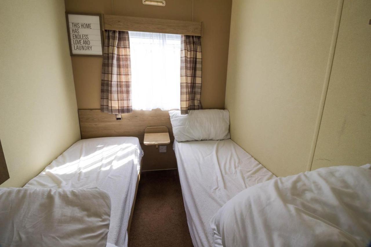 Superb 8 Berth Caravan Near In Essex Ref 17175 Walton-on-the-Naze