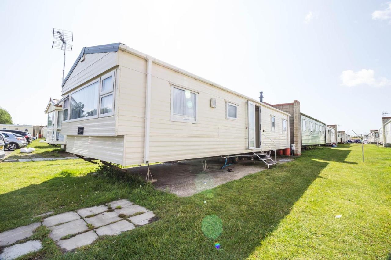 Superb 8 Berth Caravan Near In Essex Ref 17175 Walton-on-the-Naze