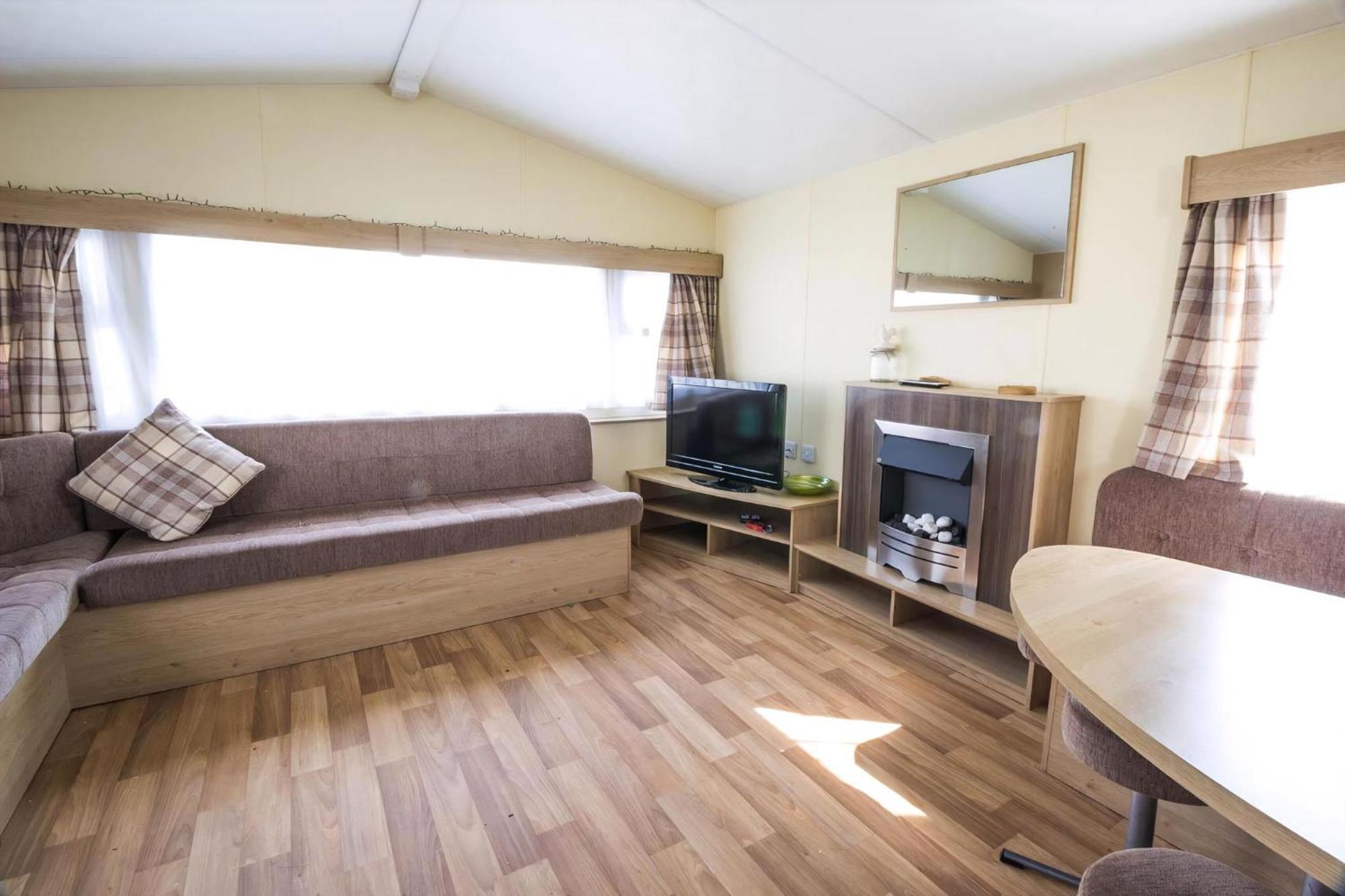 Superb 8 Berth Caravan Near In Essex Ref 17175 Campsite