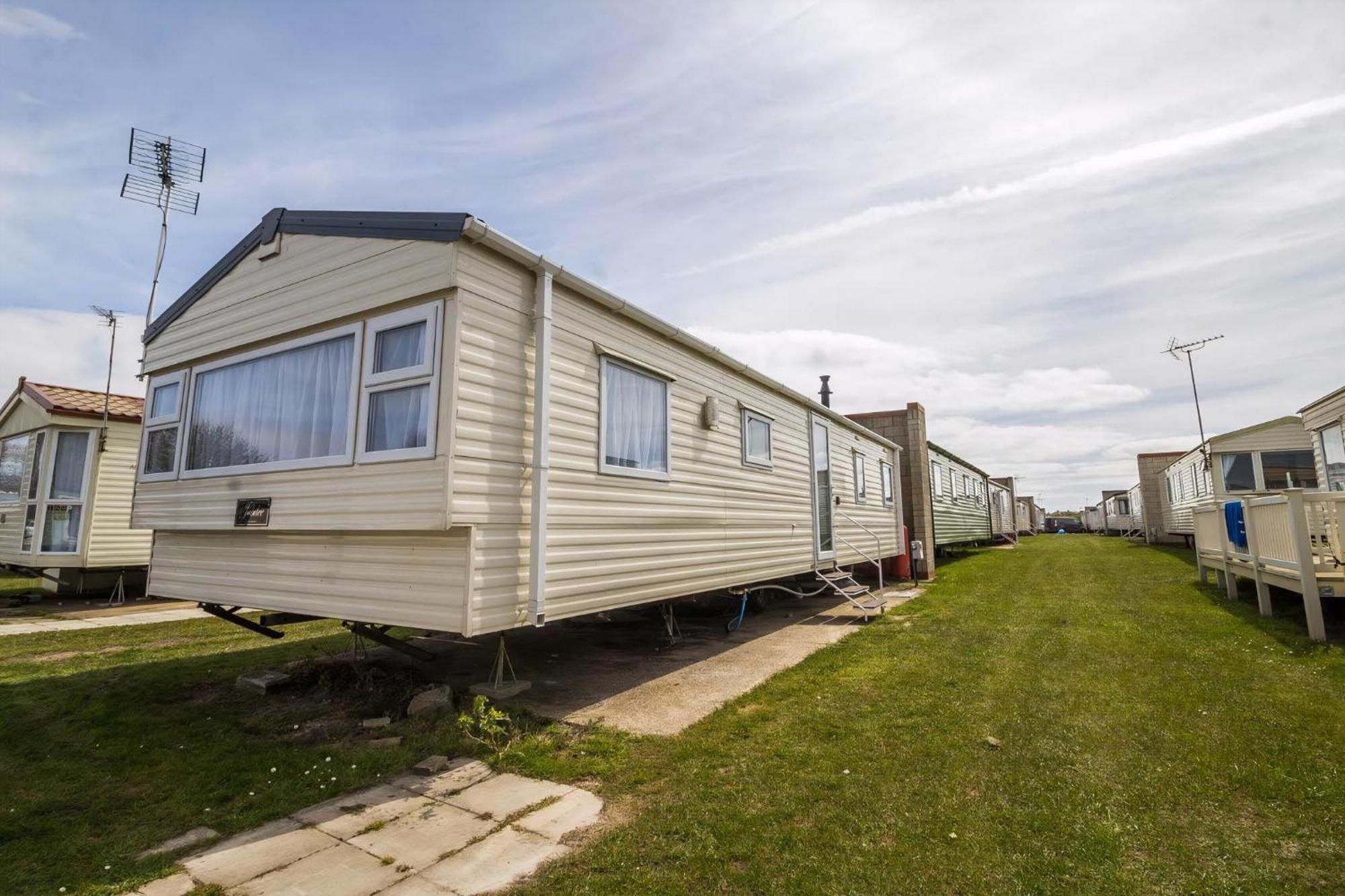 Superb 8 Berth Caravan Near In Essex Ref 17175 Campsite Walton-on-the-Naze