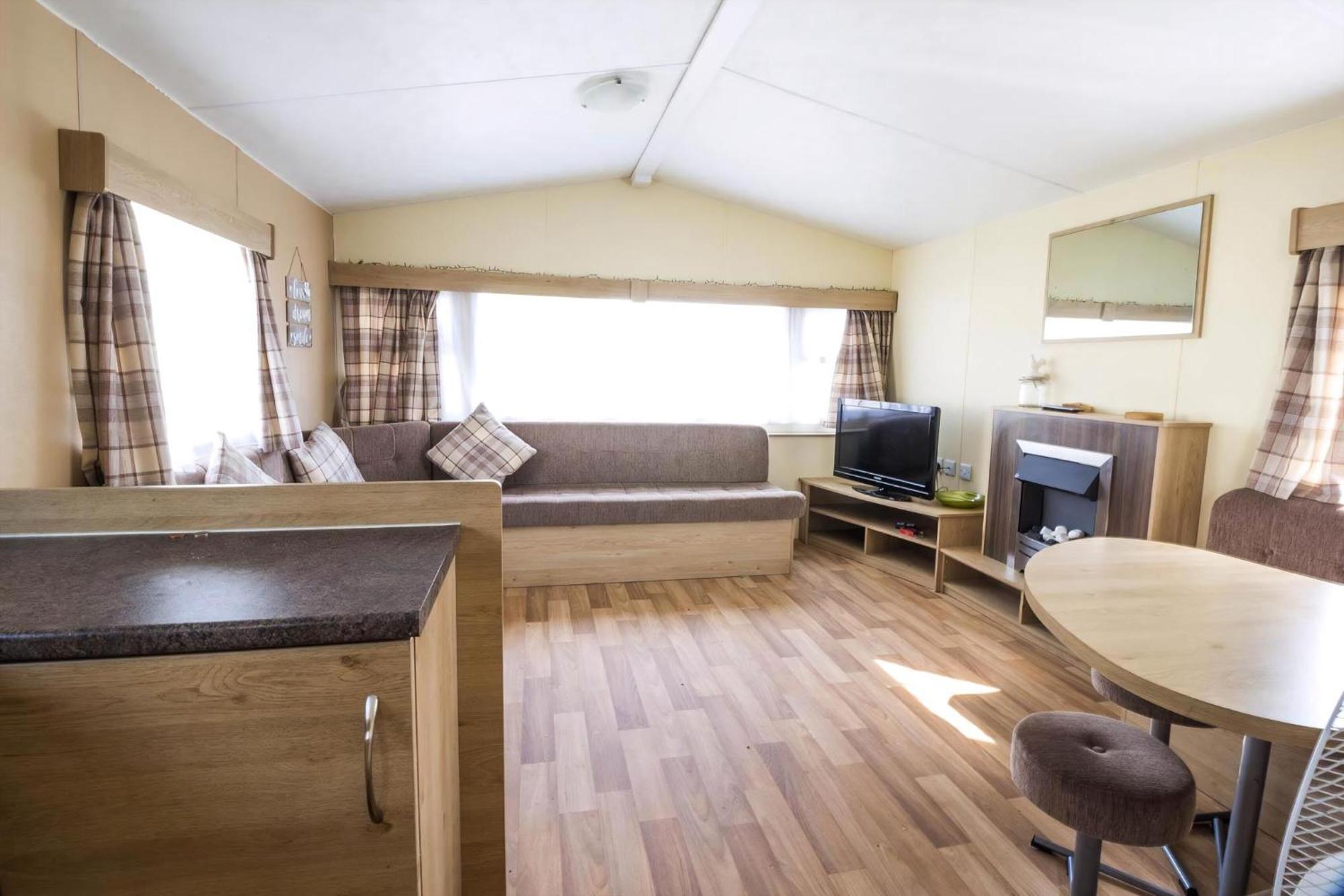 Campsite Superb 8 Berth Caravan Near In Essex Ref 17175 Walton-on-the-Naze