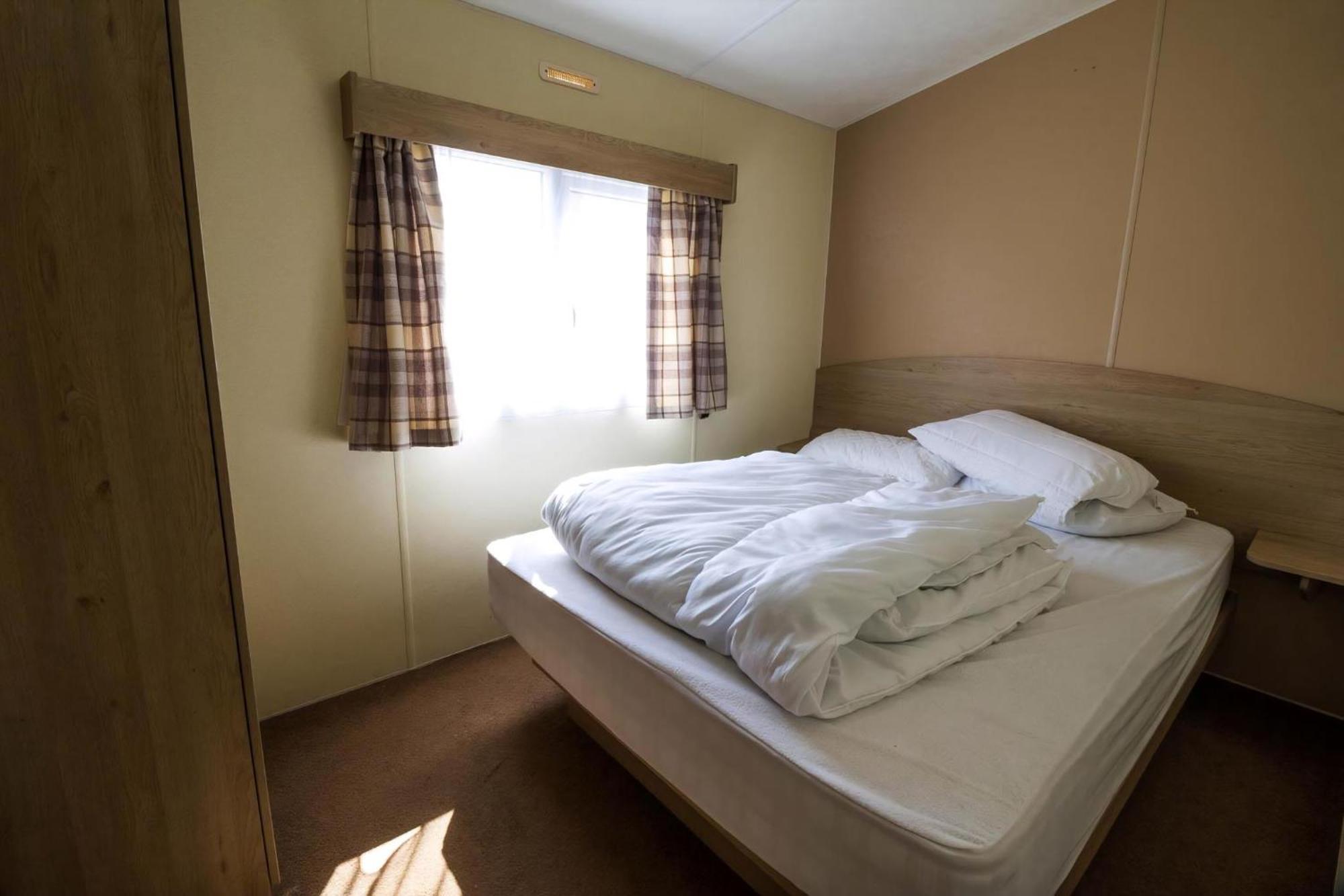 Superb 8 Berth Caravan Near In Essex Ref 17175 *