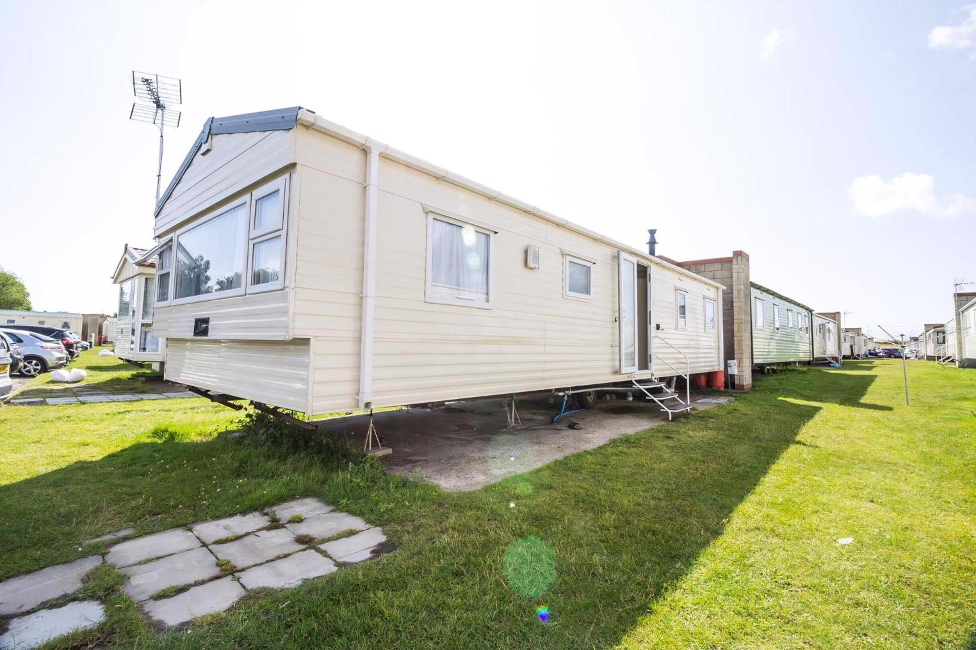 Superb 8 Berth Caravan Near In Essex Ref 17175 Walton-on-the-Naze