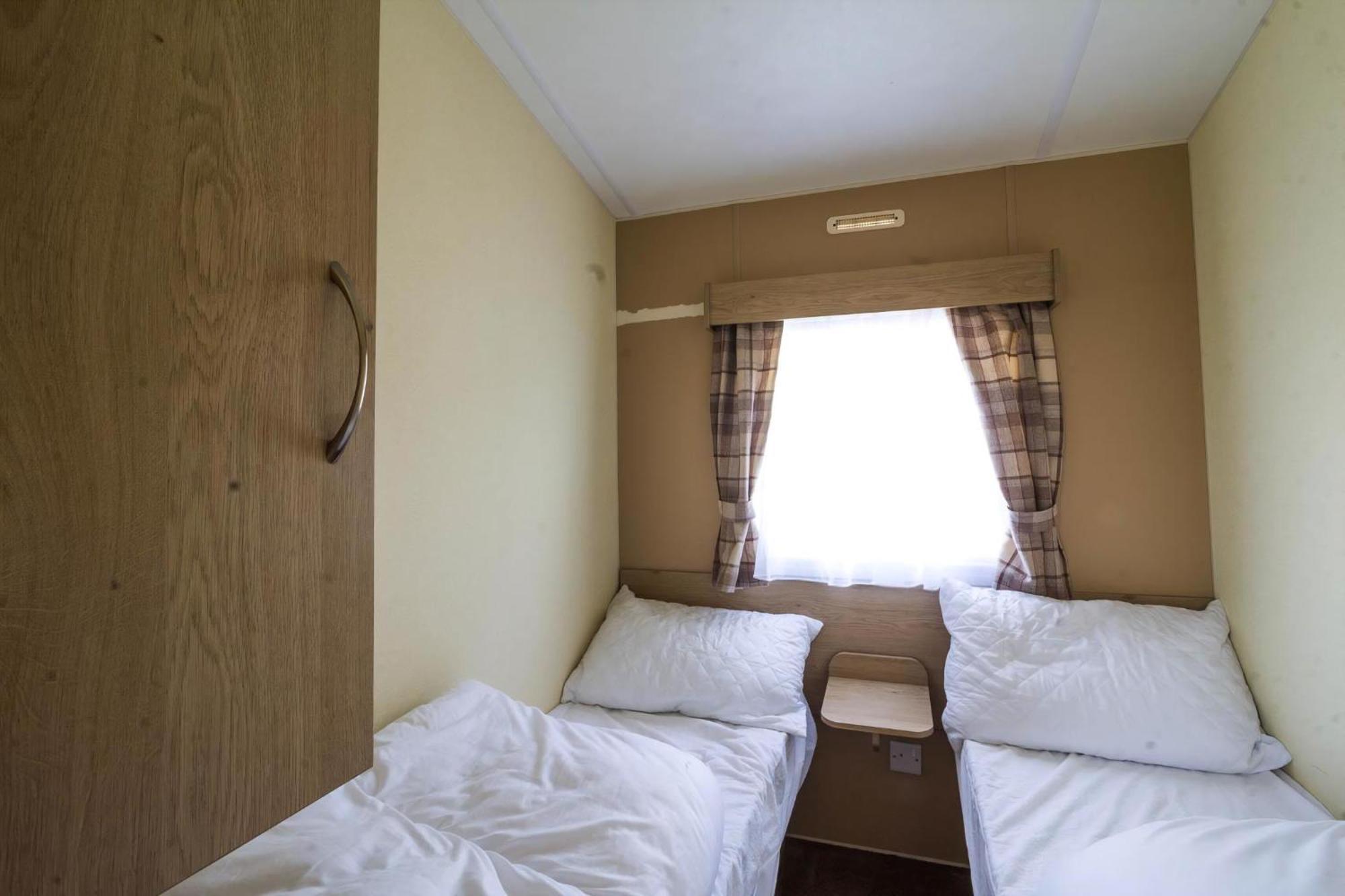 Superb 8 Berth Caravan Near In Essex Ref 17175 * Walton-on-the-Naze